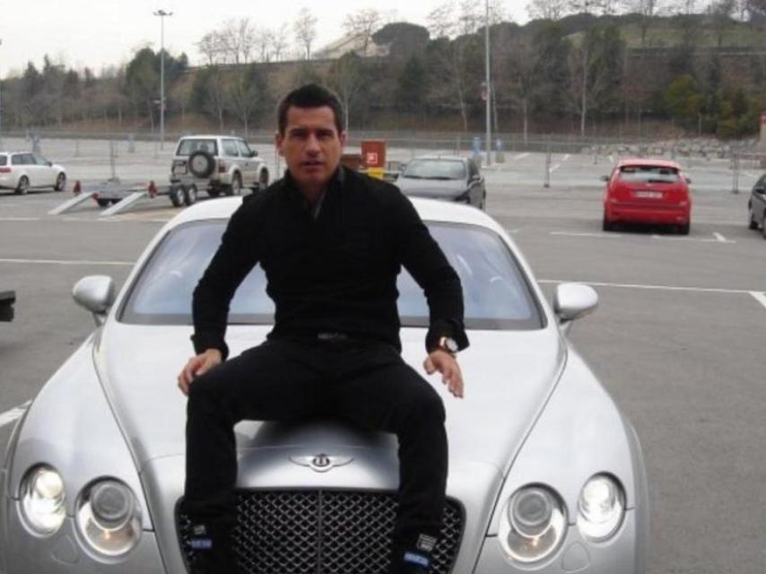 El exmotorista, encima de un Bentley