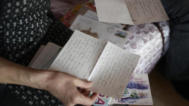 La madre de Vlad muestra las cartas que su hijo le envió desde la cárcel antes de ser ejecutado.