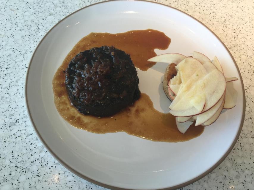 El boudin noir con ensalada de manzana.