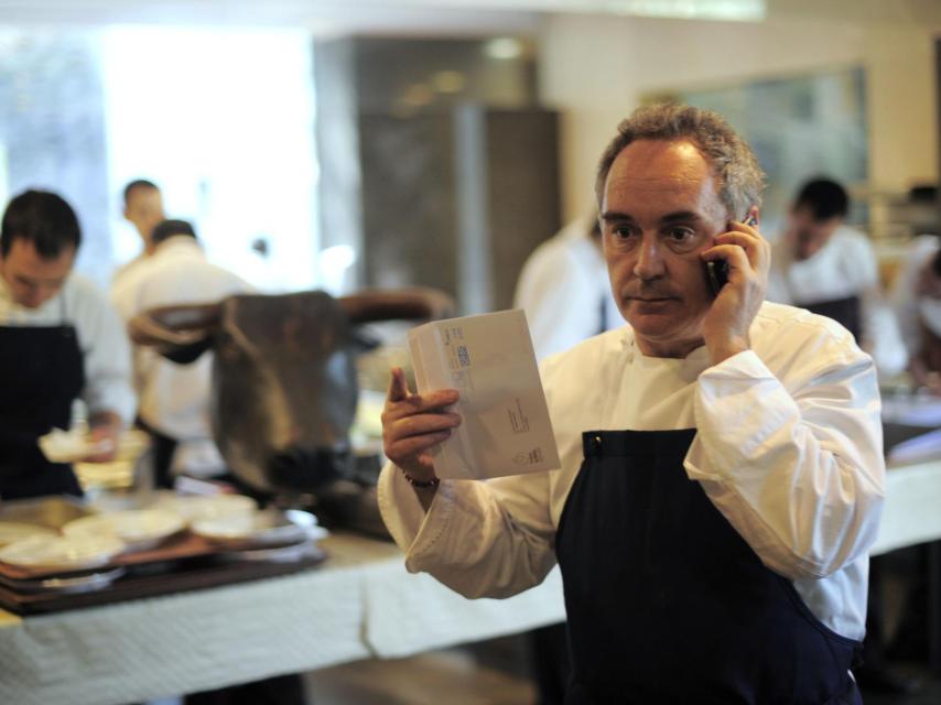 Ferrán Adriá hablando por teléfono en su cocina
