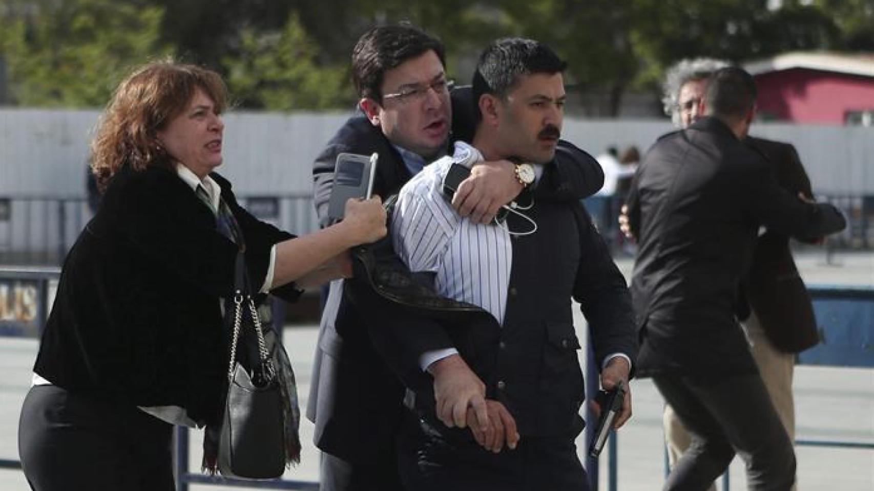 El agresor en el momento de su detención.