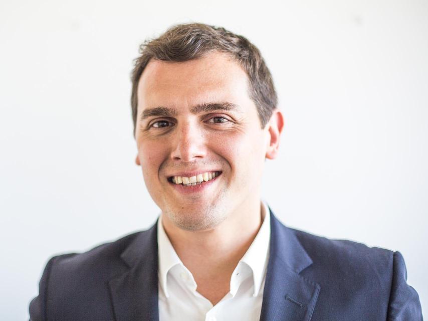 Rivera vive entre semana en Madrid y los fines de semana en Barcelona.