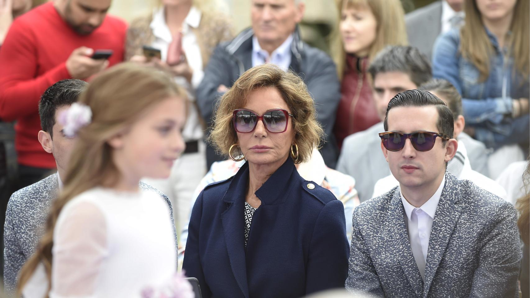 Naty Abascal en el desfile de vestidos de comunión