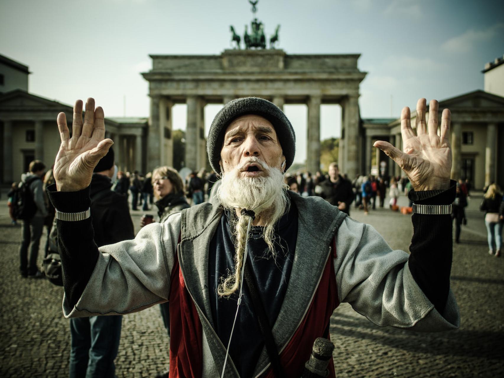 A Bernhard Enste le gusta que le llamen Komet, porque es como un cometa.
