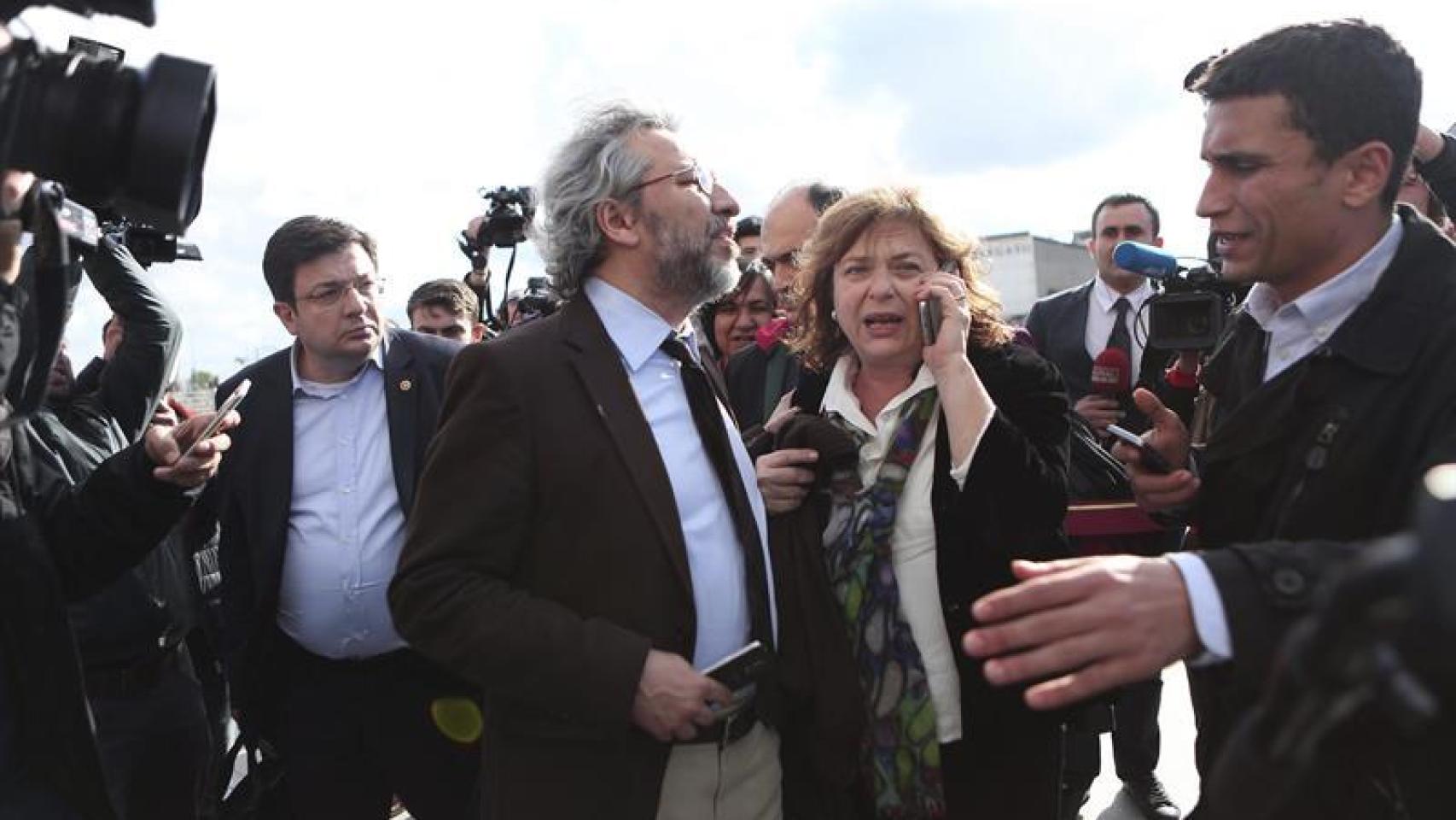 Disparan contra el periodista turco Can Dündar, condenado a 5 años por revelar secretos