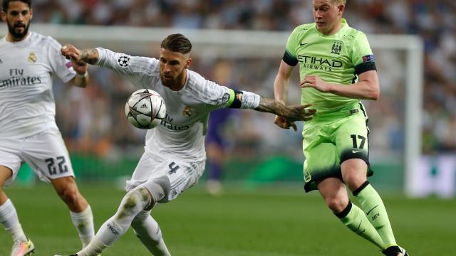 Sergio Ramos controla el balón ante Kevin De Bruyne del Manchester City