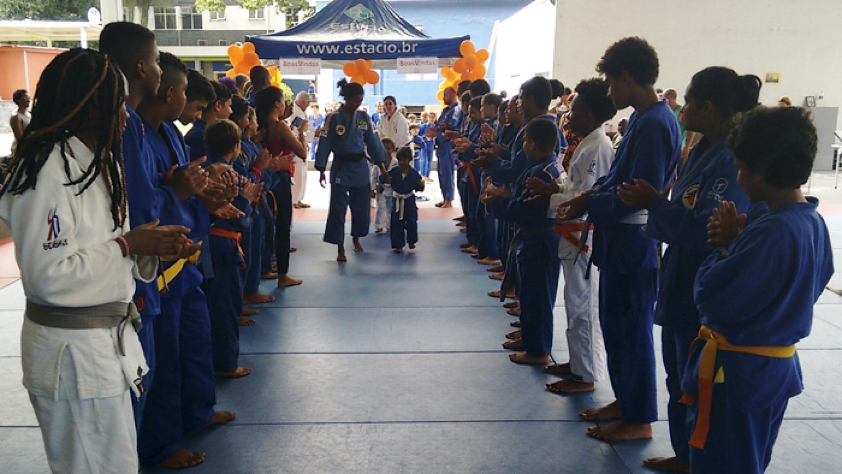 Los alumnos del centro hacen el pasillo a algunos de sus compañeros.
