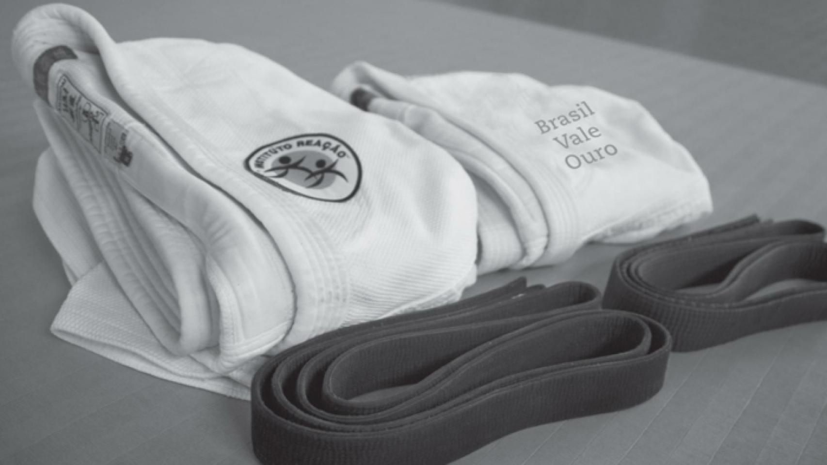 Cinturón negro que reciben los alumnos.