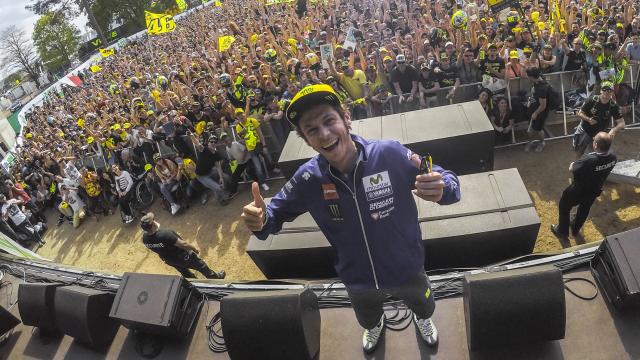Valentino Rossi durante una firma de autógrafos en el circuito Bugatti de Le Mans.