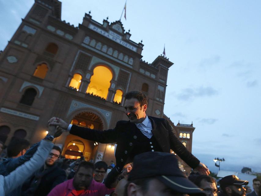 El rejoneador Andy Cartagena sale por la puerta grande de Las Ventas.
