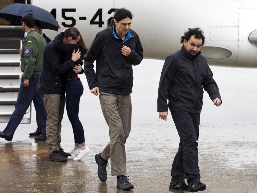 Los tres periodistas, ya en suelo español, en la mañana de este domingo.