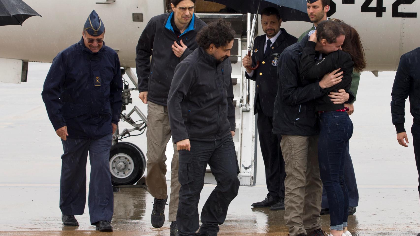 Pampliega, López y Sastre a su llegada al aeropuerto de Torrejón.