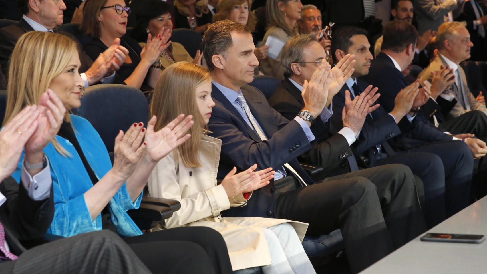 El rey acompañado de su hija y Cifuentes en el palco del Bernabéu el pasado miércoles.