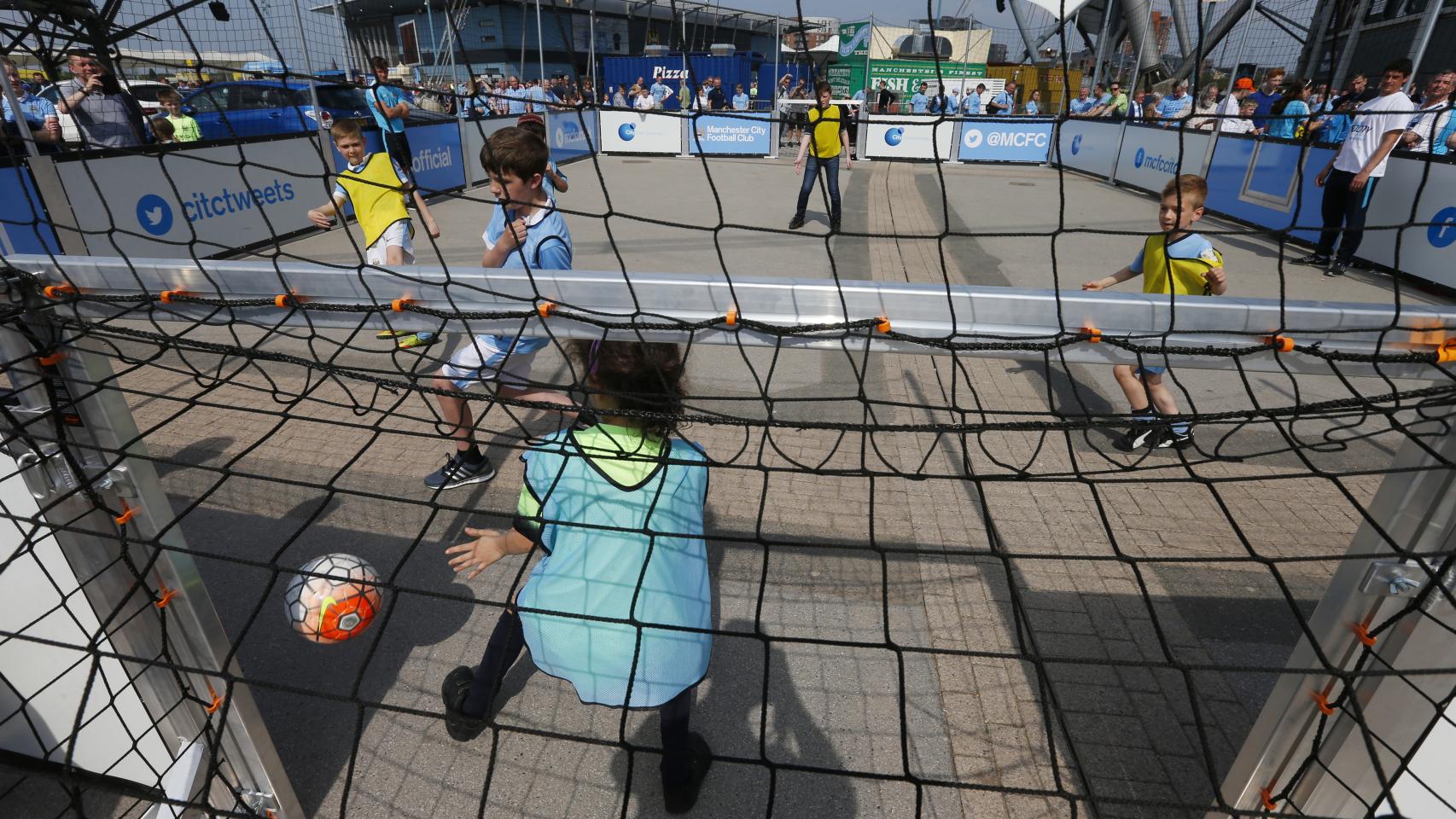 Un partido de niños a las puertas del Etihad Stadium.