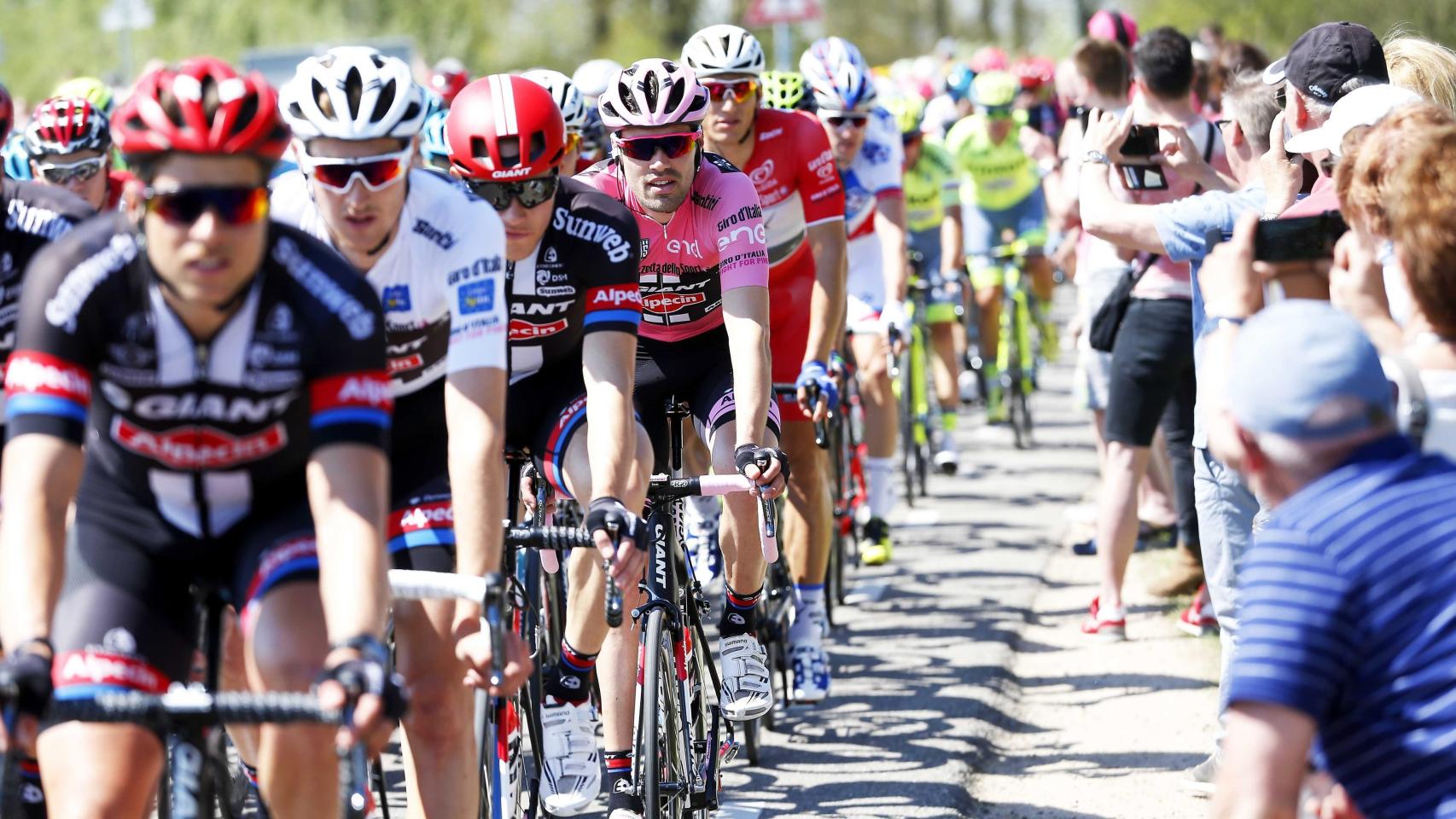 El pelotón en acción durante la tercera etapa del Giro 2016.