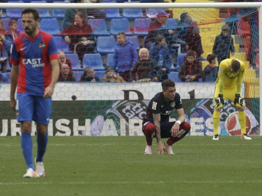 El Atlético se lamenta tras su derrota ante el Levante.