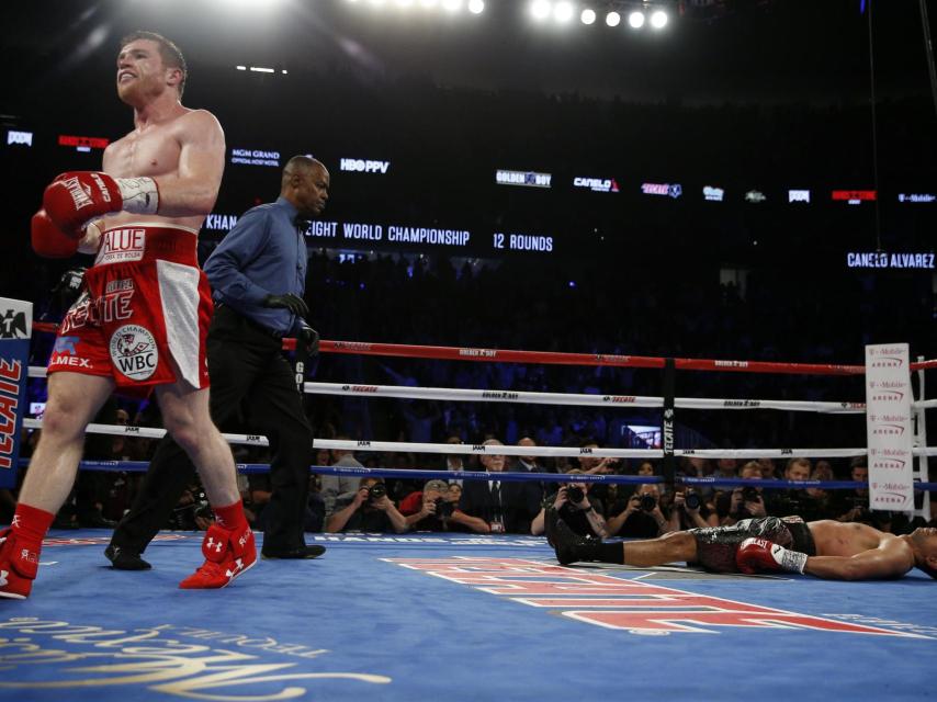 Amir Khan, ingresado por precaución tras sufrir un K.O. ante 'Canelo'