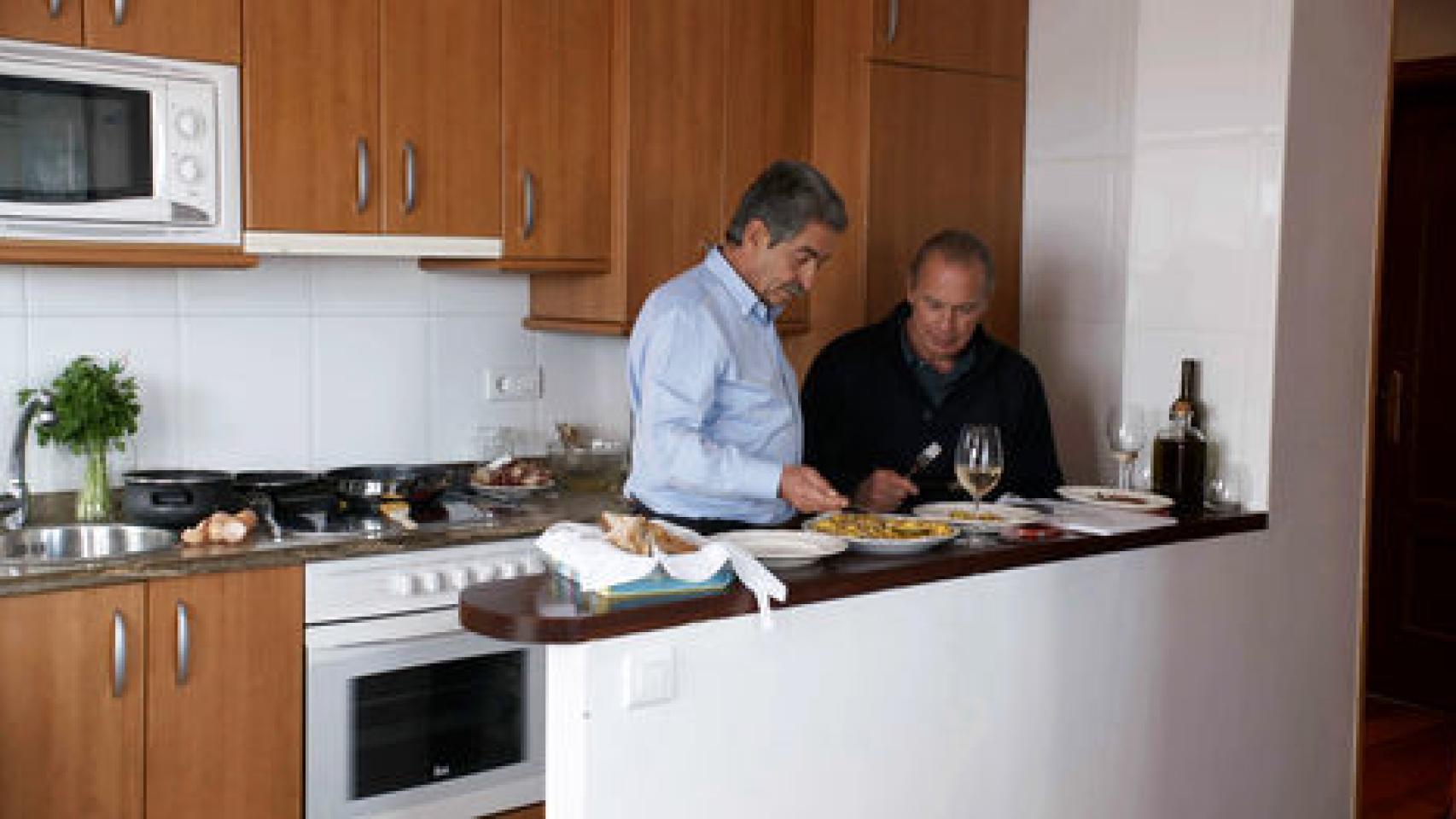 Miguel Ángel Revilla prepara un revuelto de setas en su cocina de Suances a Bertín