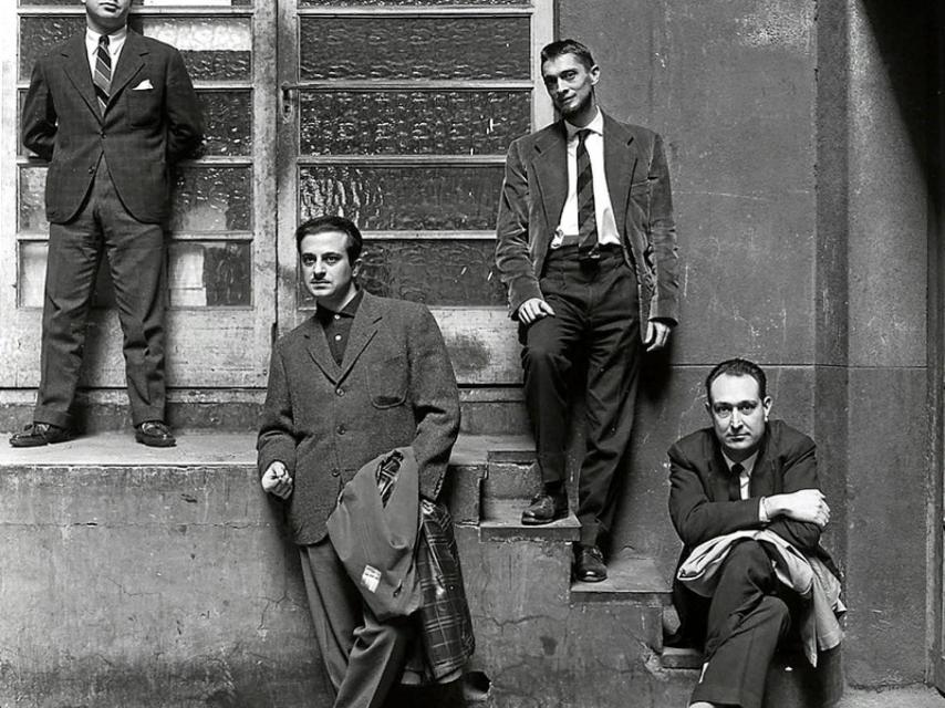 Gil de Biedma, Goytisolo, Carlos Barral y JM Castellet frente a los talleres de Seix Barral.