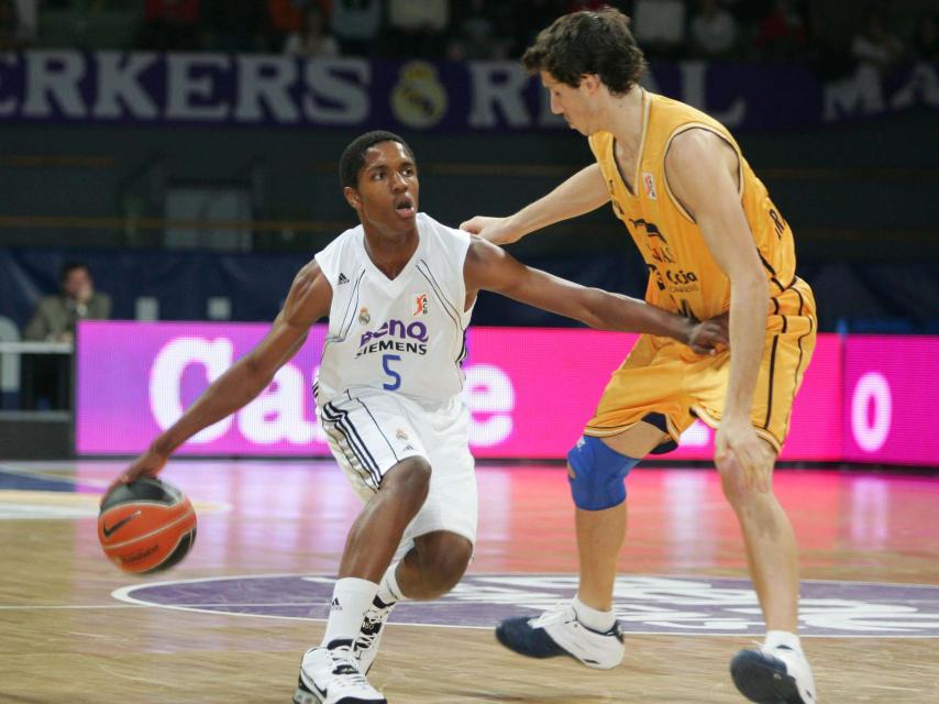 Richard Nguema maneja el balón durante su etapa en el Real Madrid.