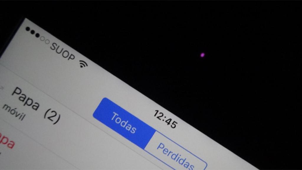 ¿Qué es esa misteriosa luz roja que se enciende de noche en tu móvil?