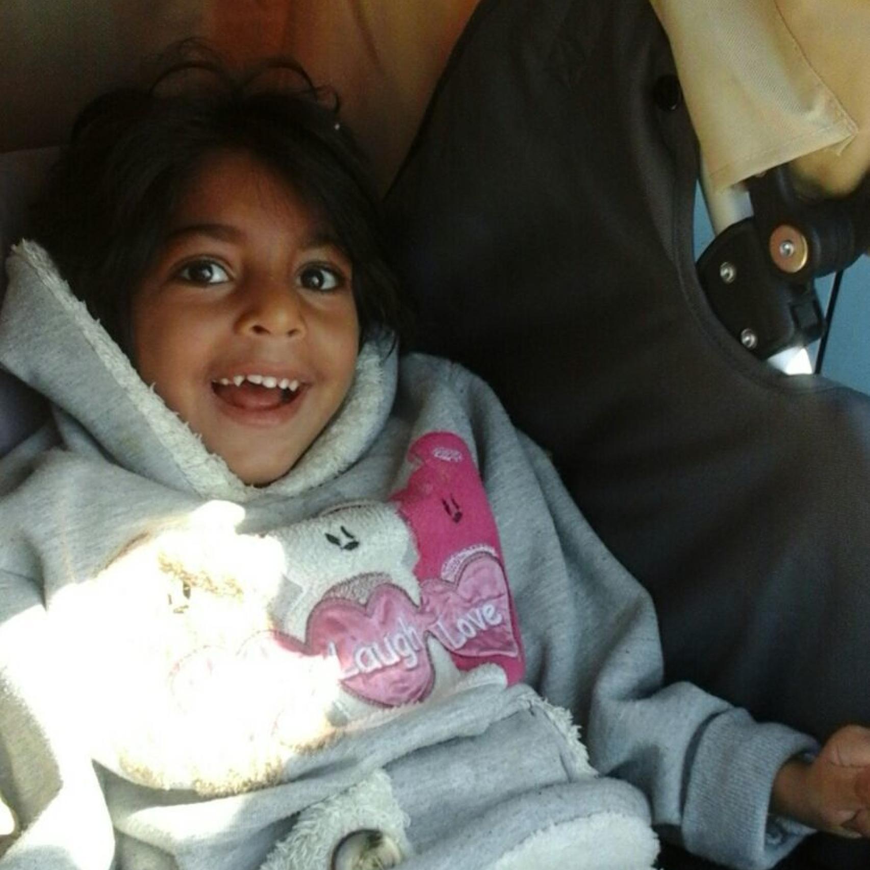 OSman, de 7 años, sufre una parálisis cerebral de la que será tratado en España.