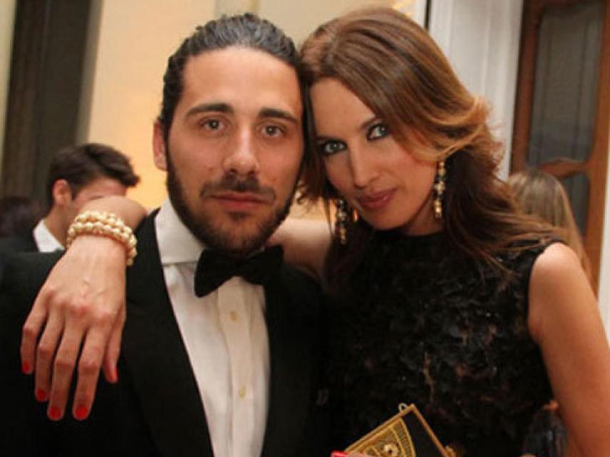 Carlos Torretta, abrazado por Nieves Álvarez