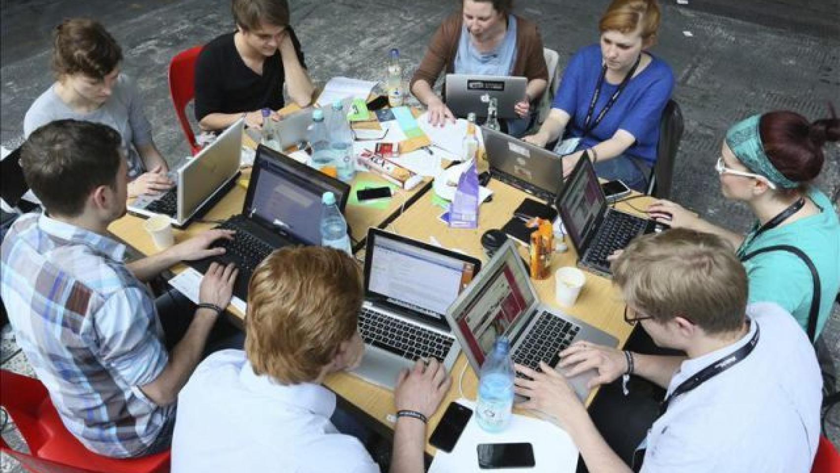 Varios jóvenes navegan por internet