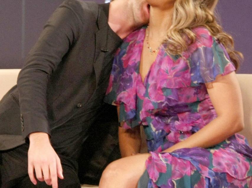 El actor mordiendo en el cuello a Tyra Banks