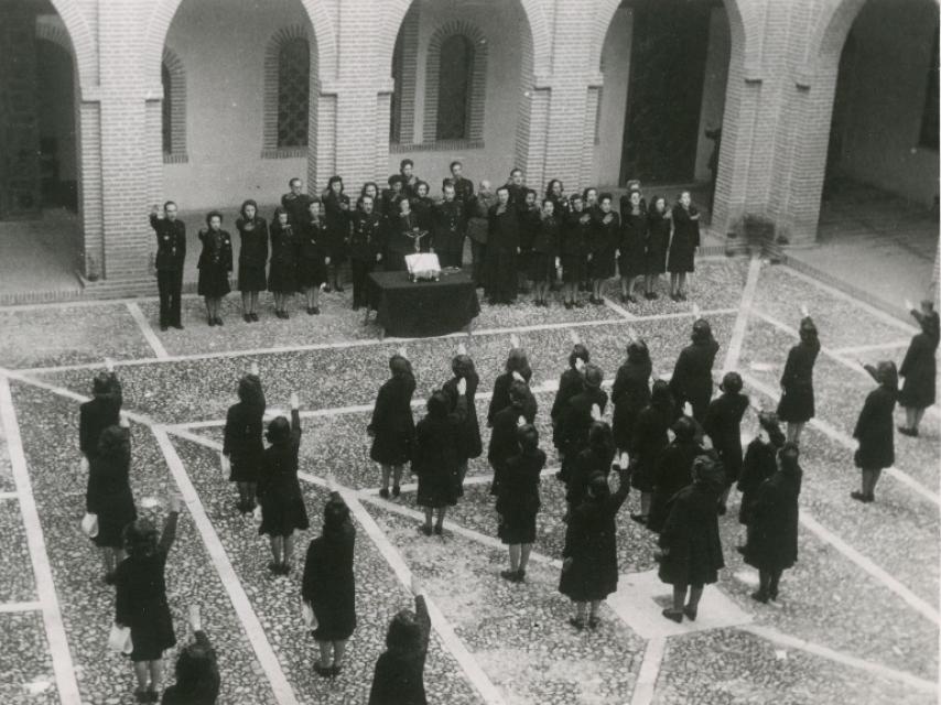 Formación política en el patio del Castillo de la Mota, 1944.