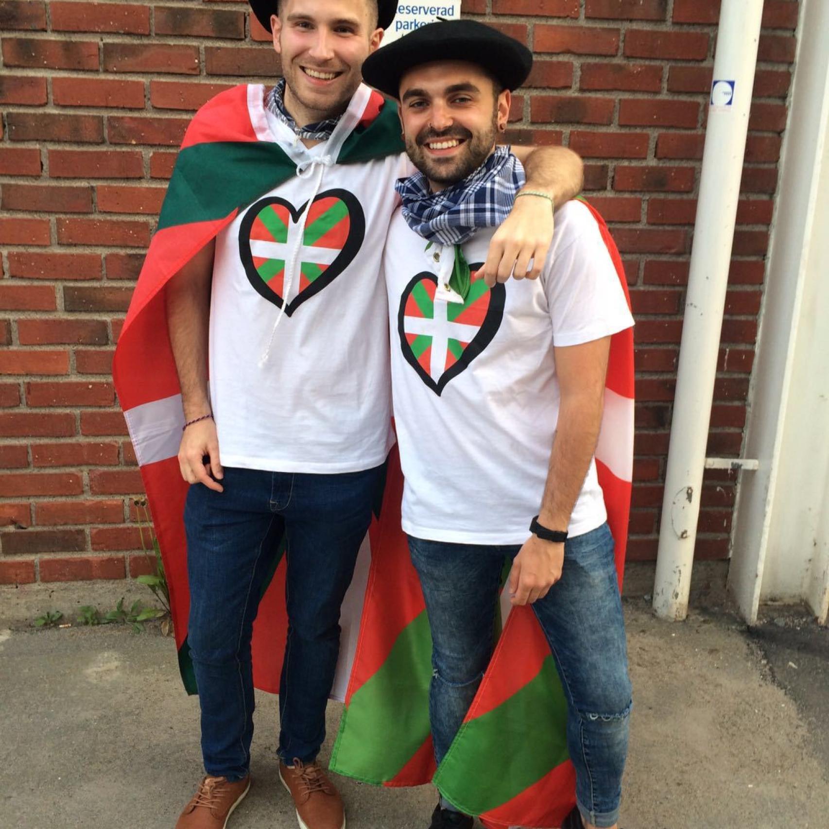 Dos eurofans reivindicando la ikurriña este martes en Estocolmo