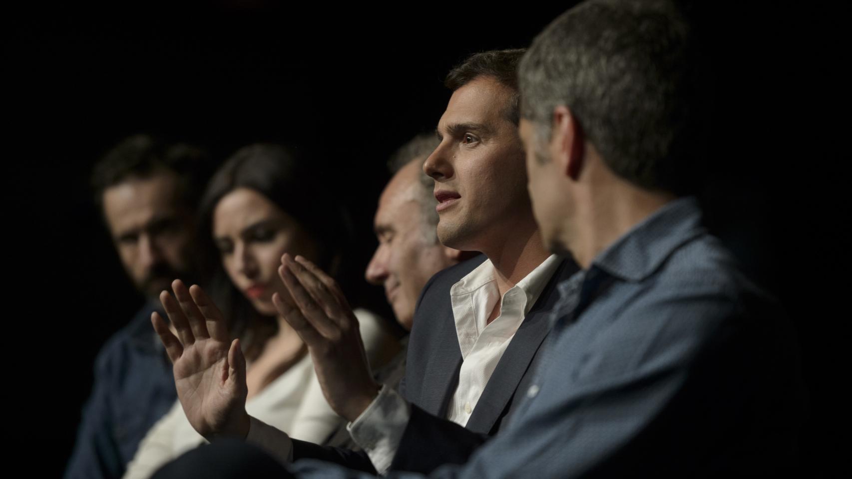 De izquierda a derecha: los actores Pepe Ocio, Marta Flich y Philip Rogers, y Albert Rivera y Toni Cantó.