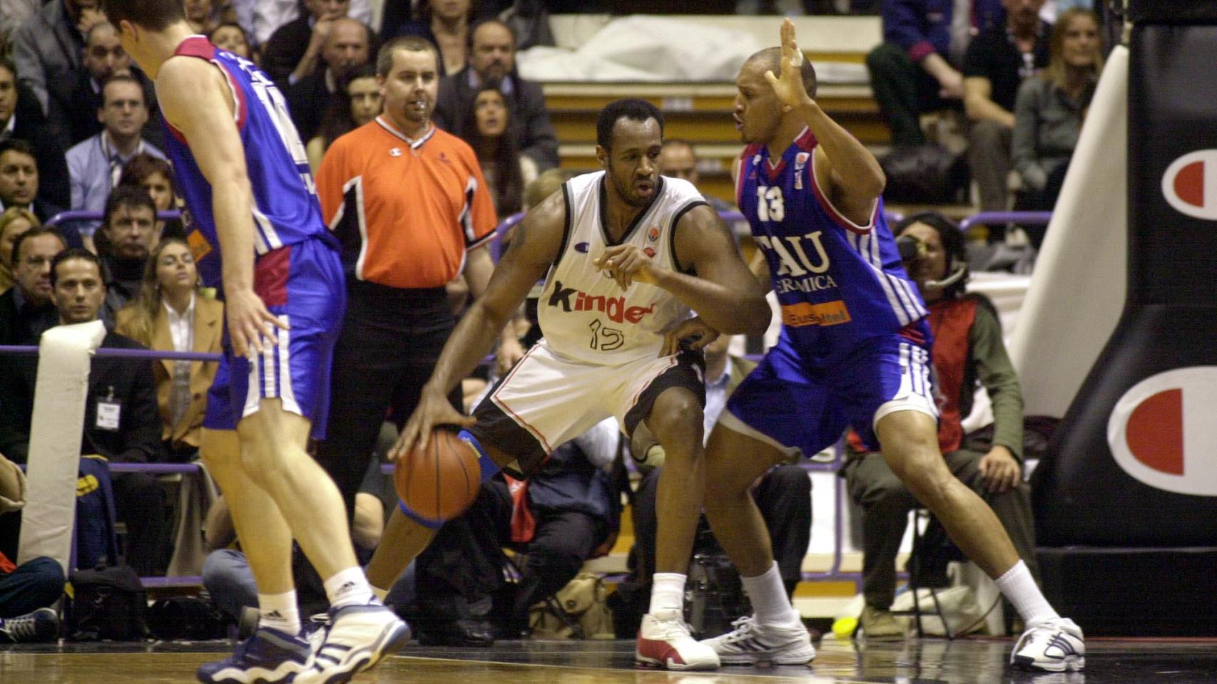 Griffith y Alexander, imponente duelo en la pintura en la final de 2001.