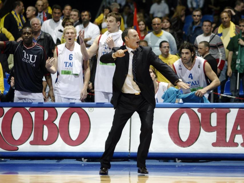 Dusko Ivanovic y el banquillo del Baskonia durante la Final Four de 2005.
