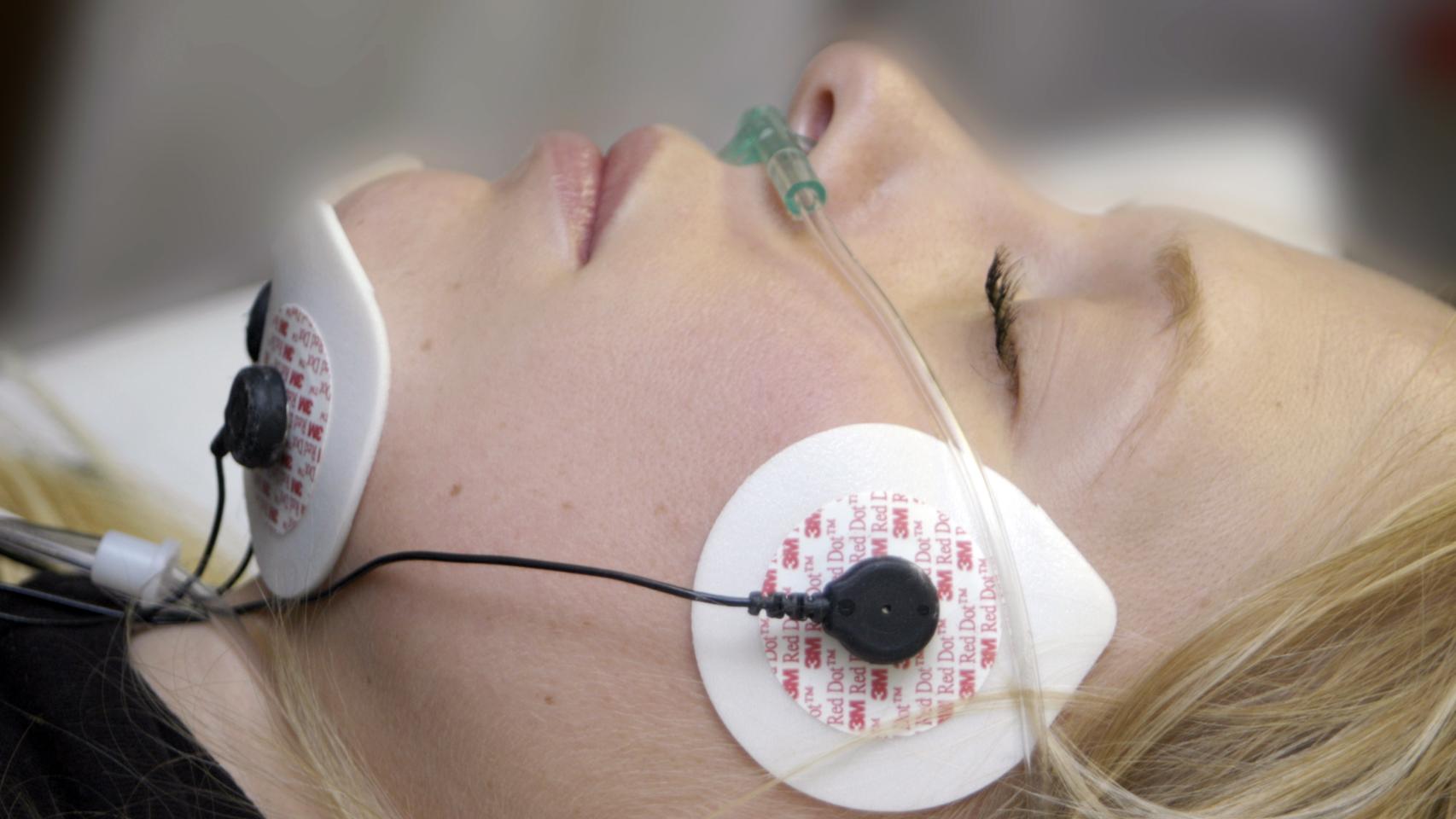 Una mujer se somete a un estudio del sueño.