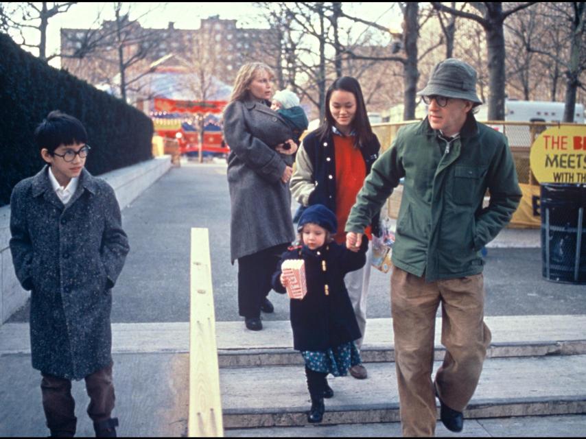 La actriz Mia Farrow con Woody Allen y sus hijos Moses, Ronan y Dylan Farrow