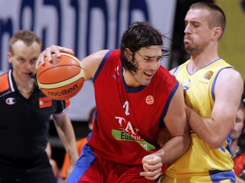 Luis Scola postea durante la Final Four de 2006.