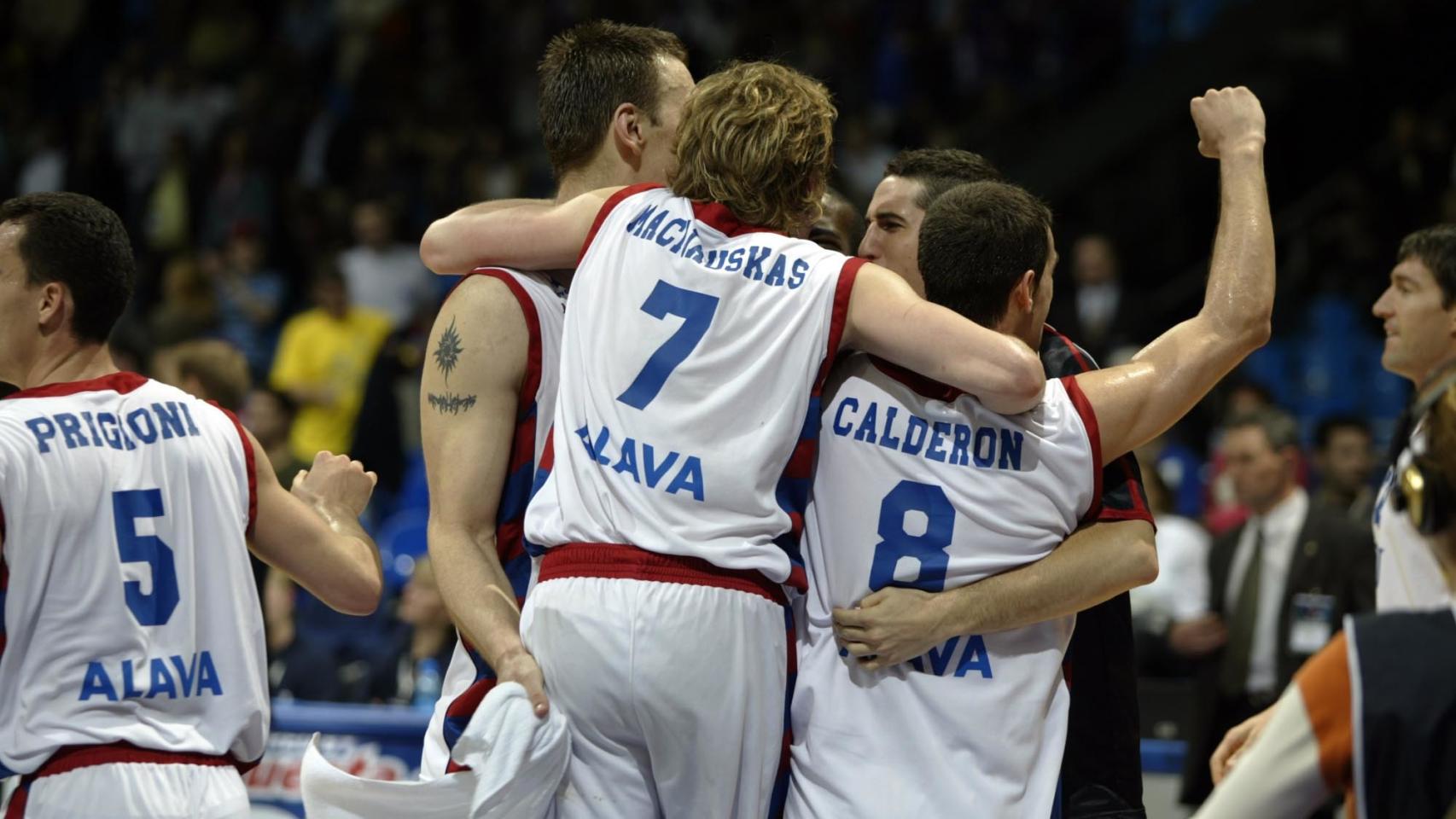 Los jugadores del Baskonia celebran el pase a la final de 2005.