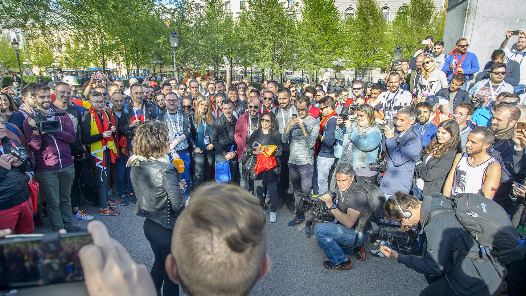 Barei rodeada de eurofans