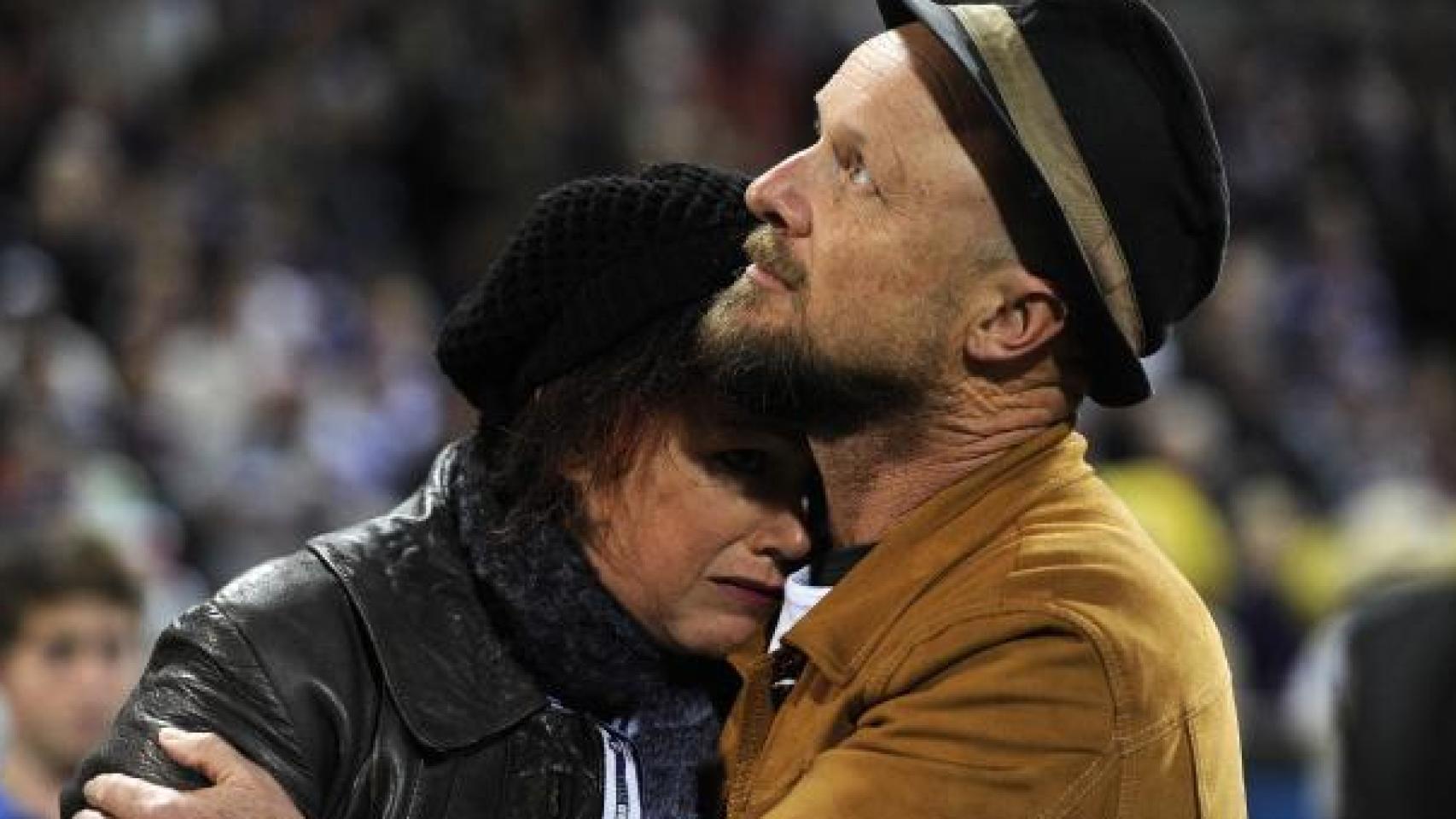 Rin Norris y Anthony Maslin en un homenaje a sus hijos durante un partido de los Dockers, en Perth.