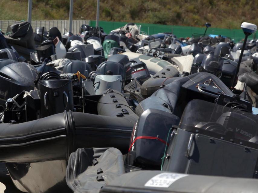 Lanchas hacinadas en el cementerio