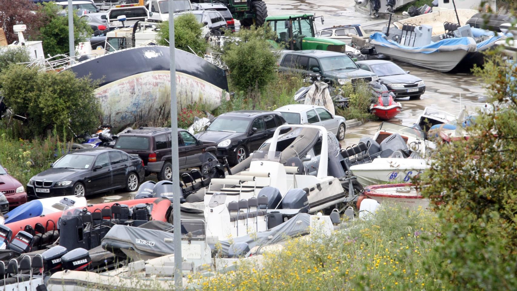 En el cementerio se acumulan también vehículos todoterreno usados para el narcotráfico.