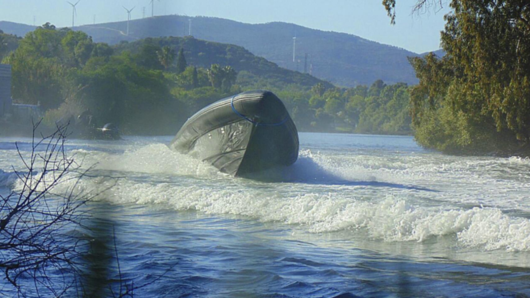 Una goma saliendo del río Guadarranque camino de las playas marroquíes.