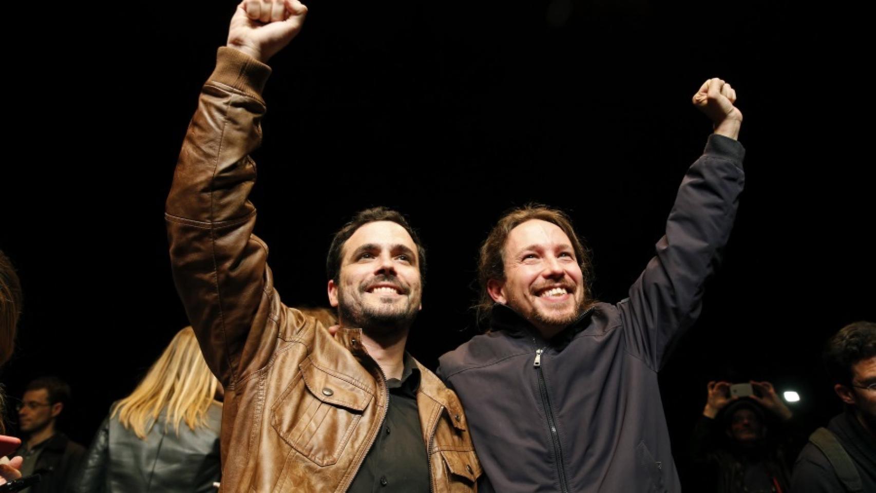 Alberto Garzón y Pablo Iglesias celebran el pacto.