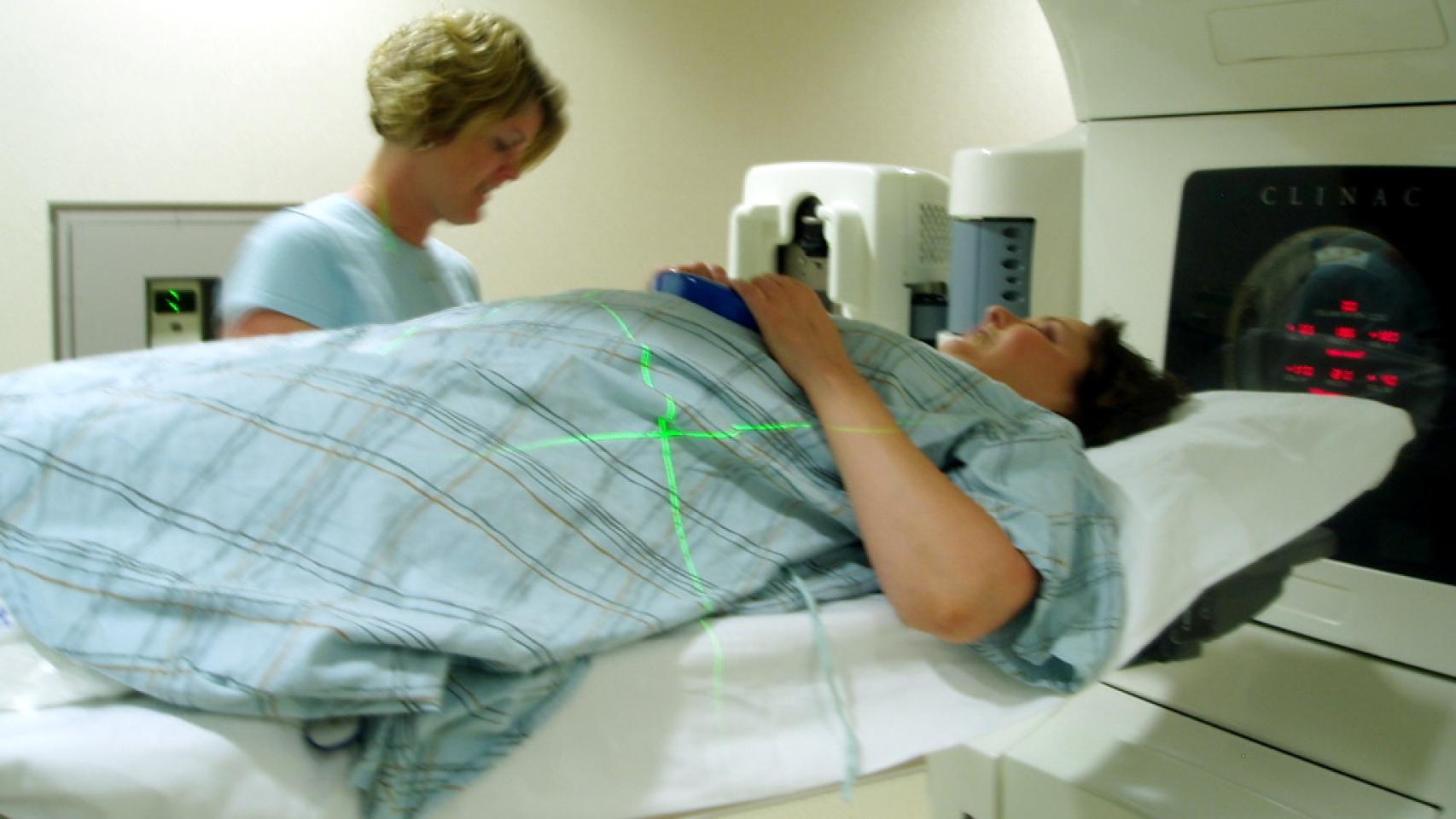 Una paciente a punto de recibir la terapia de radiación.