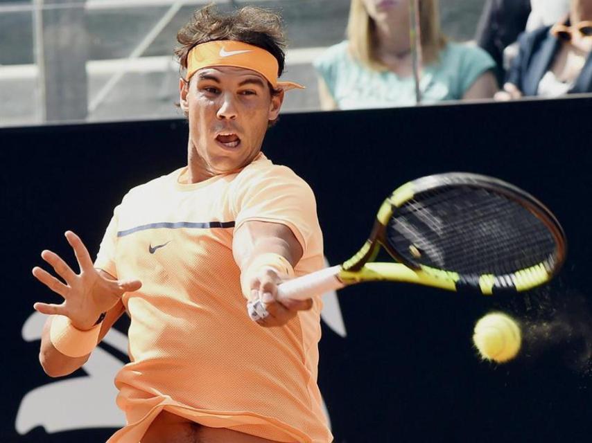 Rafael Nadal devuelve la pelota al australiano Nick Kyrgios.