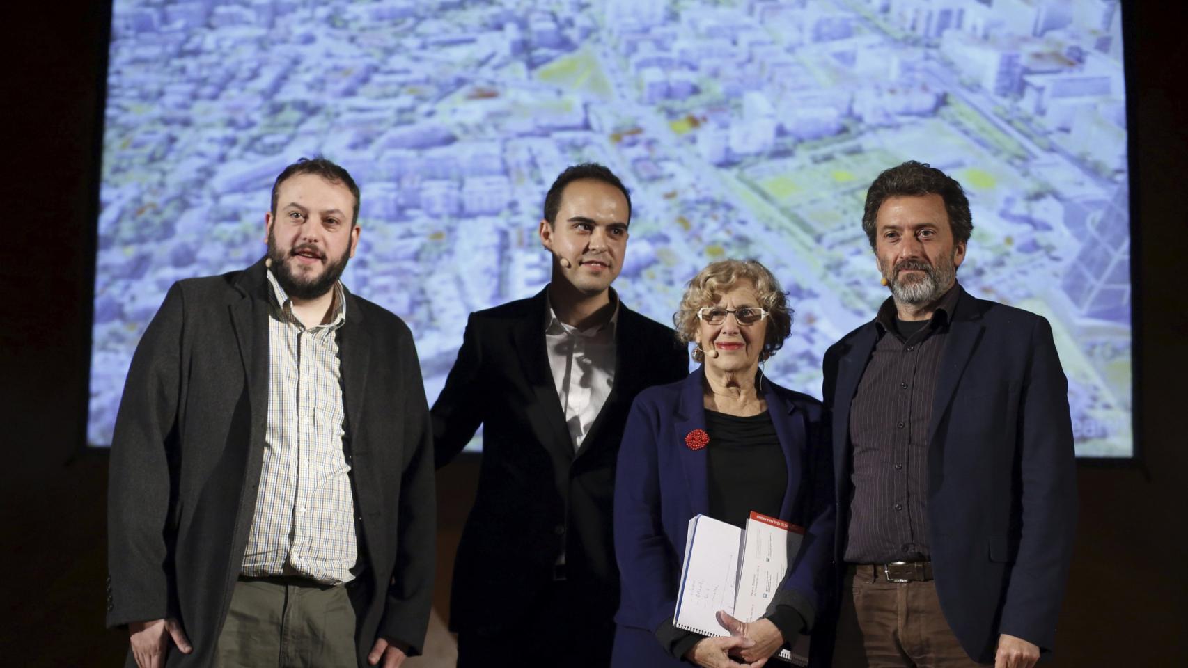 Manuela Carmena junto a sus concejales durante la presentación de hoy el proyecto Madrid Puerta Norte