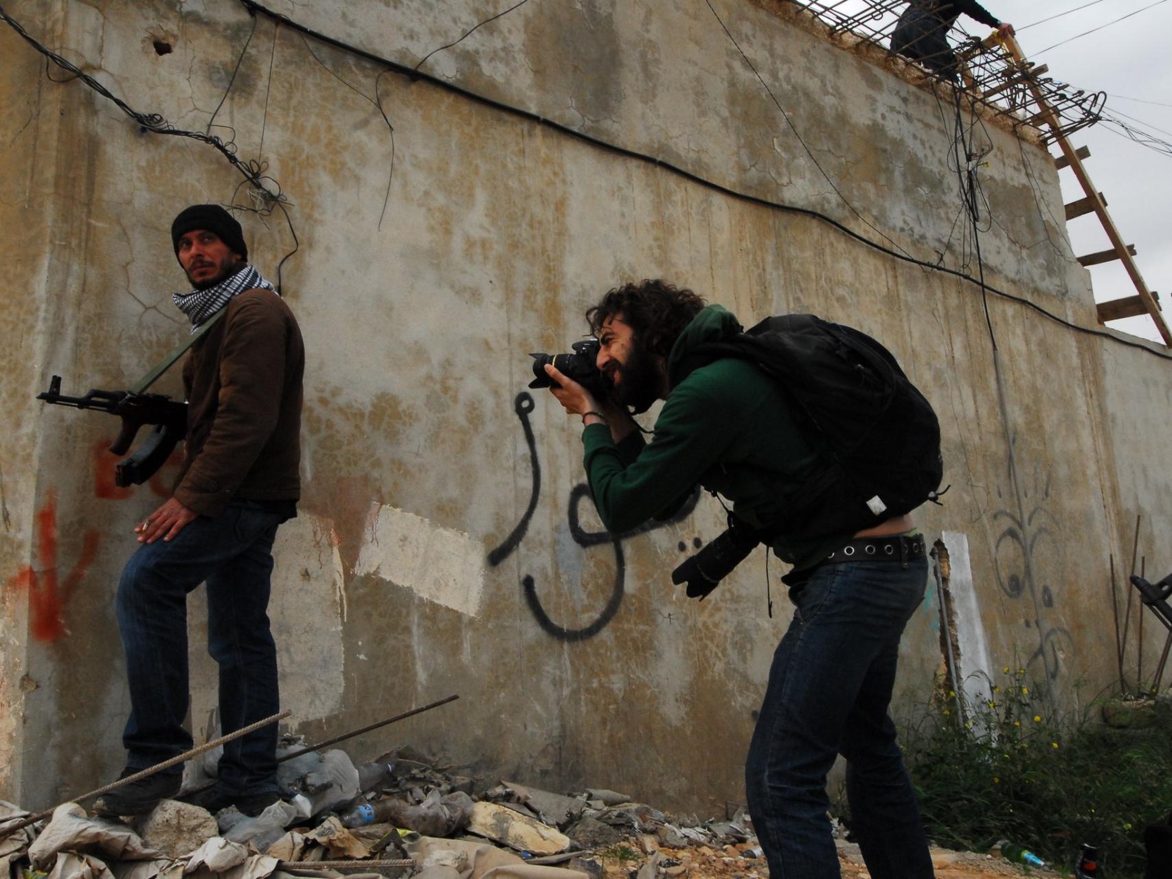 Manu Brabo junto a un guerrillero
