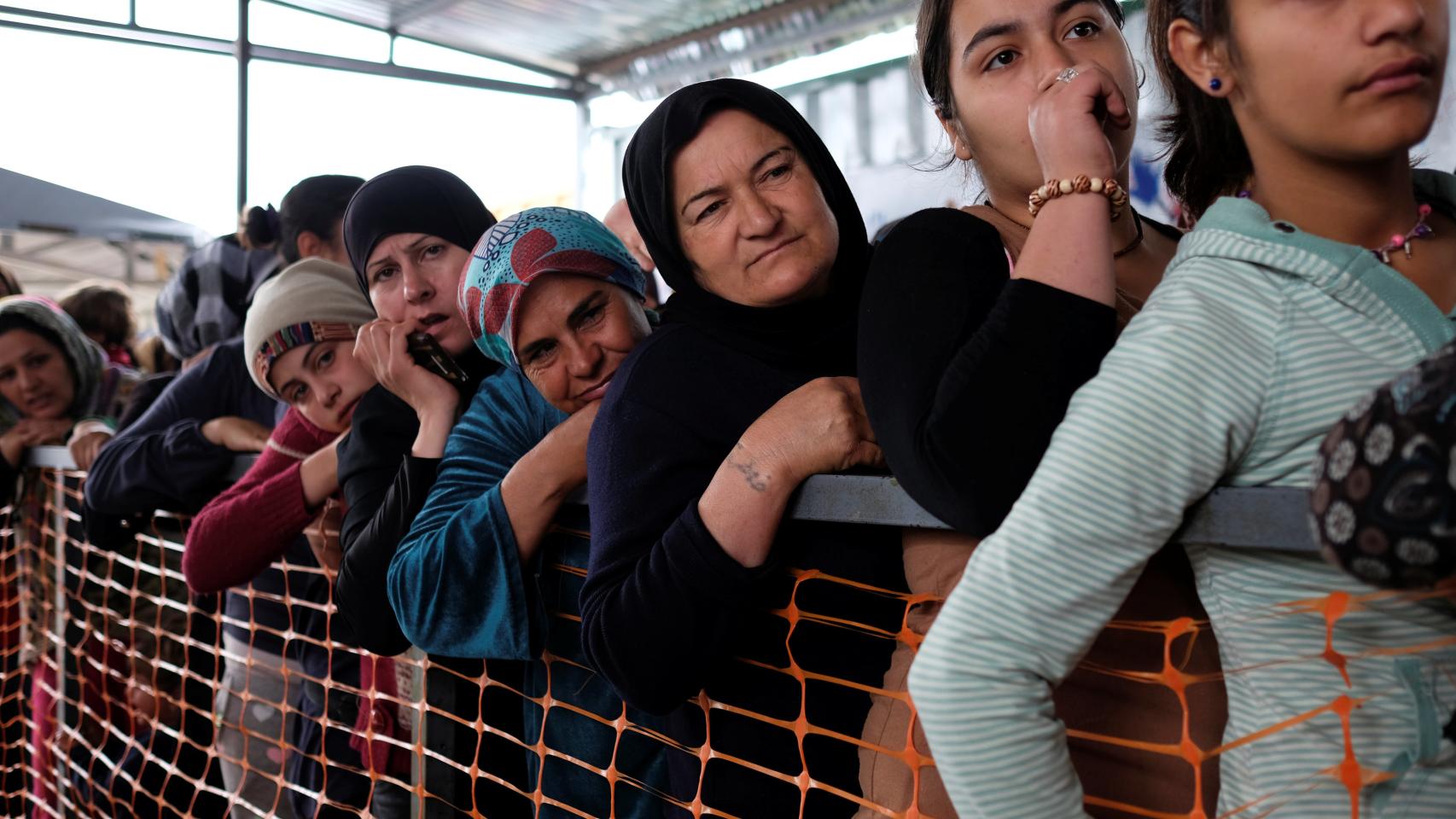 Refugiadas hacen cola para recibir ropa donada en Idomeni