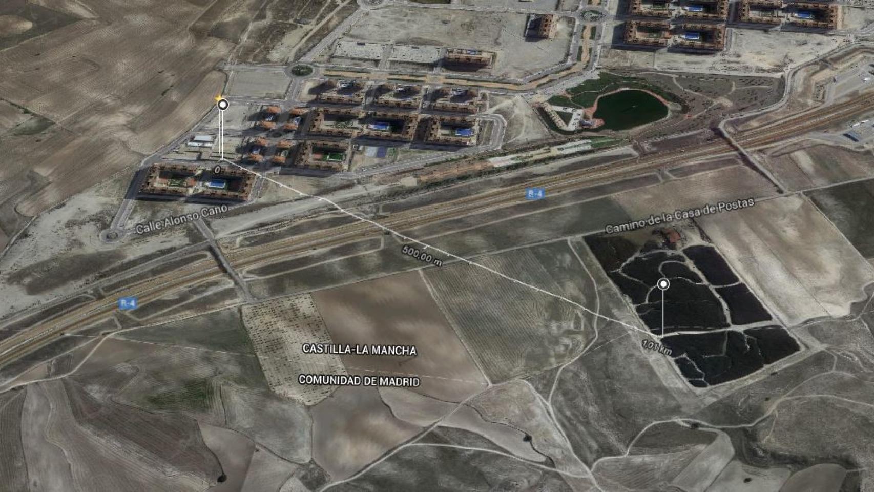 A la derecha, el lugar del incendio, a la izquierda el lugar del colegio.